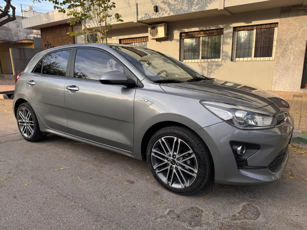 Kia Rio 2022, sedán de alquiler